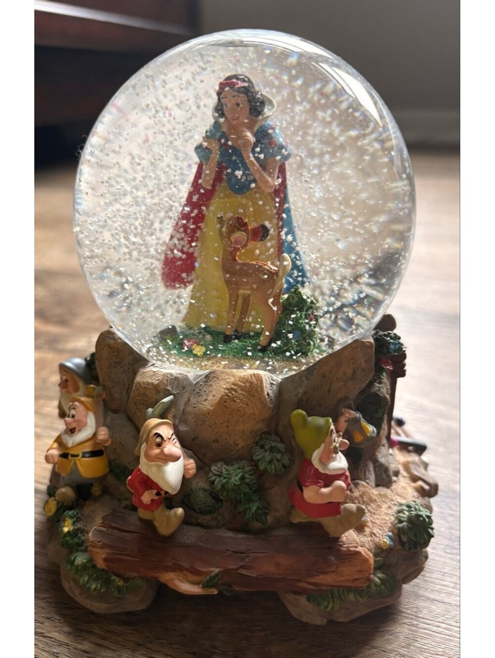 Disney Snow White and the Seven Dwarfs Musical Snow Globe – Plays "Heigh-Ho"